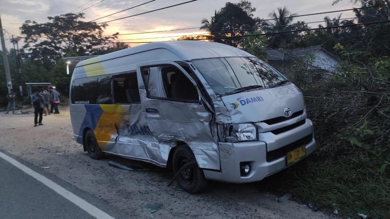 Truk dan Mobil Travel Terlibat Kecelakaan di Jalan Raya Pangkalpinang Muntok