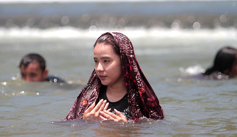 Tradisi Mandi Safar, Laki-Laki dan Perempuan Masuk ke Sungai - Bagian 1