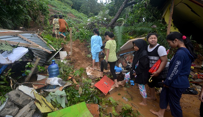 Longsor Terjang Padang, Bangunan Sekolah PAUD Hancur Tertimbun Tanah - Bagian 2
