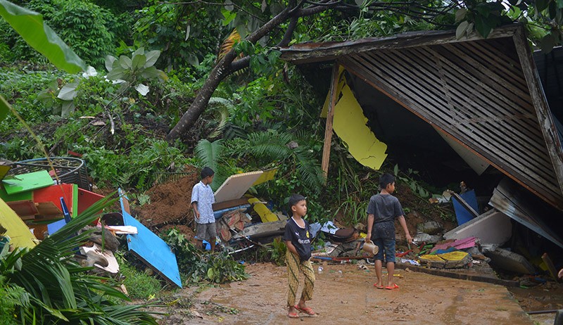 Longsor Terjang Padang, Bangunan Sekolah PAUD Hancur Tertimbun Tanah - Bagian 1