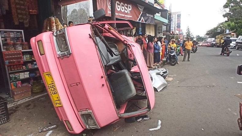 Brak, Angkot Ditabrak Expander hingga Terguling di Sukabumi, 5 Luka-luka