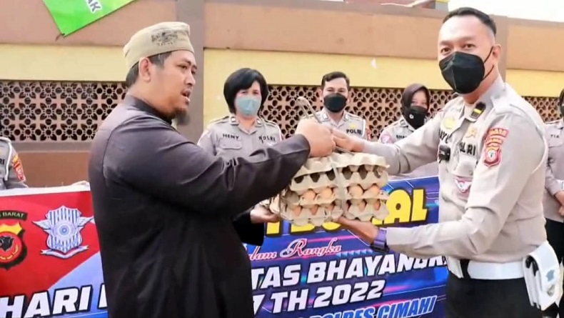 HUT Lalu Lintas, Polisi Bagi-bagi Alat Ibadah dan Sembako di Kaki Gunung Burangrang KBB