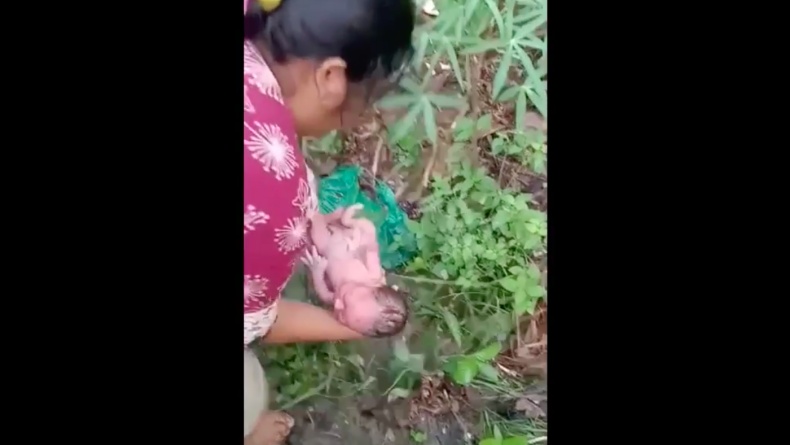 Warga Tanggamus Geger, Bayi Baru Lahir Ditemukan Tergeletak di Selokan