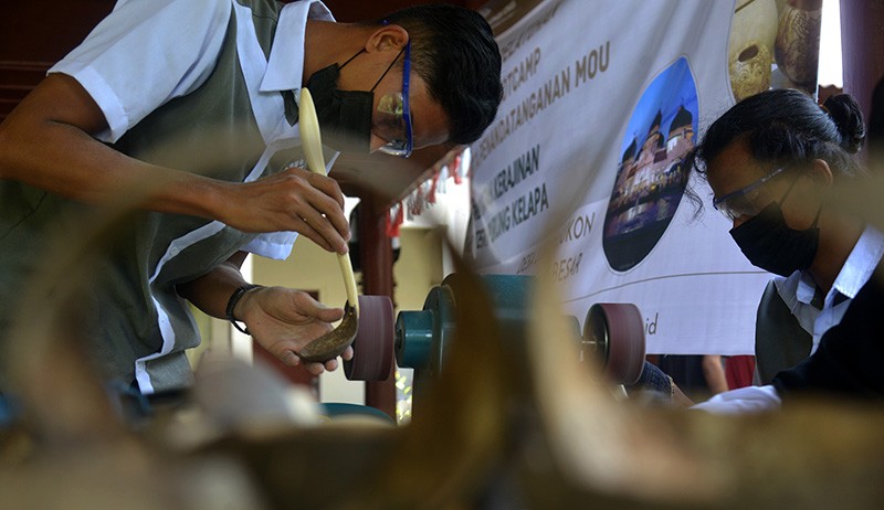 Potret Milenial Membuat Kerajinan Sendok dari Batok Kelapa - Bagian 2