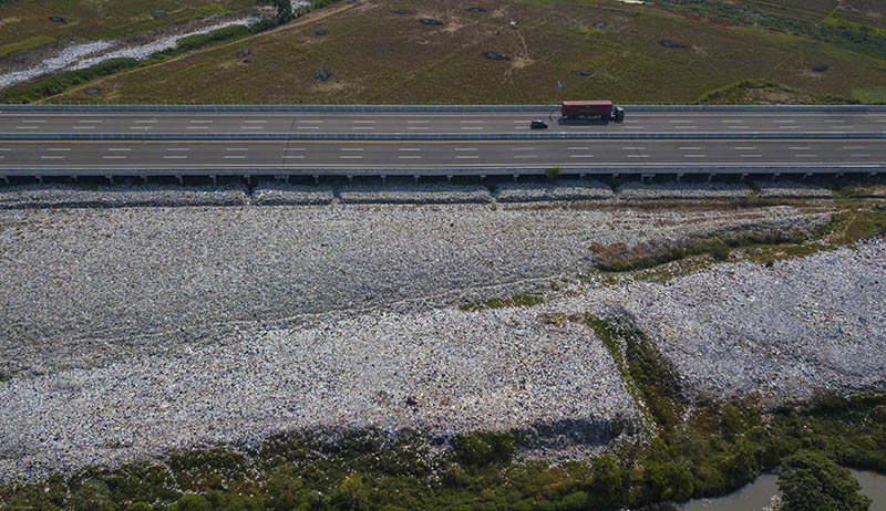 Lautan Sampah TPS Ilegal Sepanjang 1,3 Km di Tambun - Bagian 2