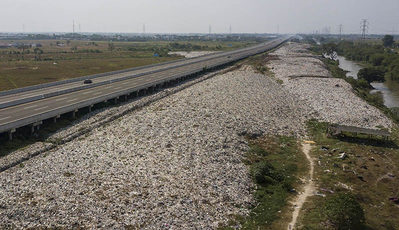 Lautan Sampah TPS Ilegal Sepanjang 1,3 Km di Tambun - Bagian 1