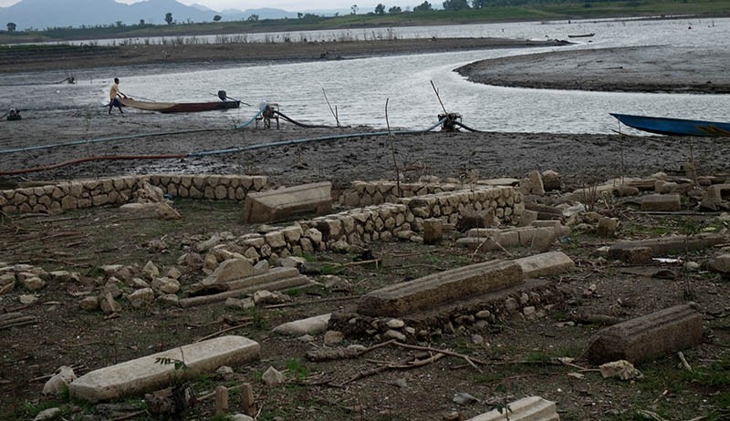 Terungkap Dasar Waduk Gajah Mungkur Berisi Kuburan, Muncul saat Air Menyusut - Bagian 2