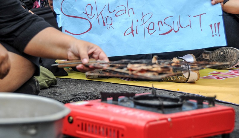 Protes Biaya Sekolah Mahal, Emak-Emak Datangi DPRD Jabar Masak Ikan Asin - Bagian 3