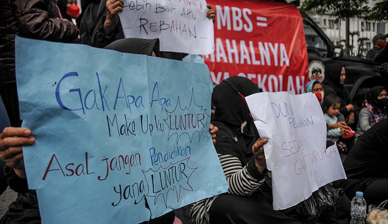 Protes Biaya Sekolah Mahal, Emak-Emak Datangi DPRD Jabar Masak Ikan Asin - Bagian 2