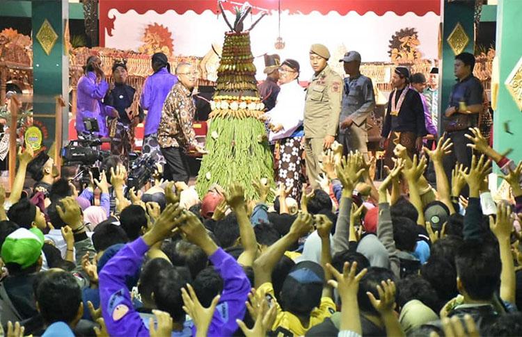 Ikut Berebut Lemper di Kirab Budaya Rabu Pungkasan, Warga Piyungan Bantul Kehilangan Smartphone