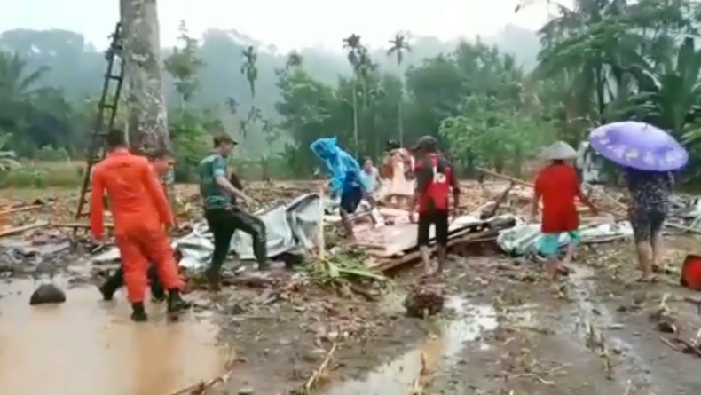 Rumah Huntara Korban Gempa Pasaman Barat Hanyut Diterjang Banjir