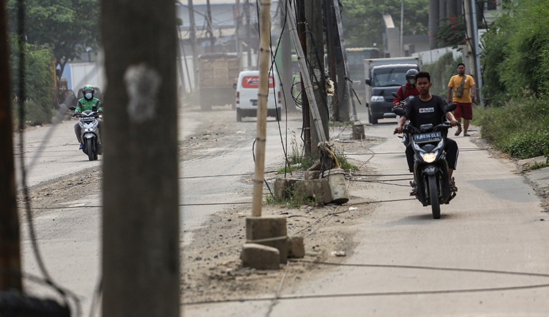 Bahaya! Tiang Listrik Berdiri di Tengah Jalan Raya Prancis Penyebab Kecelakaan - Bagian 1