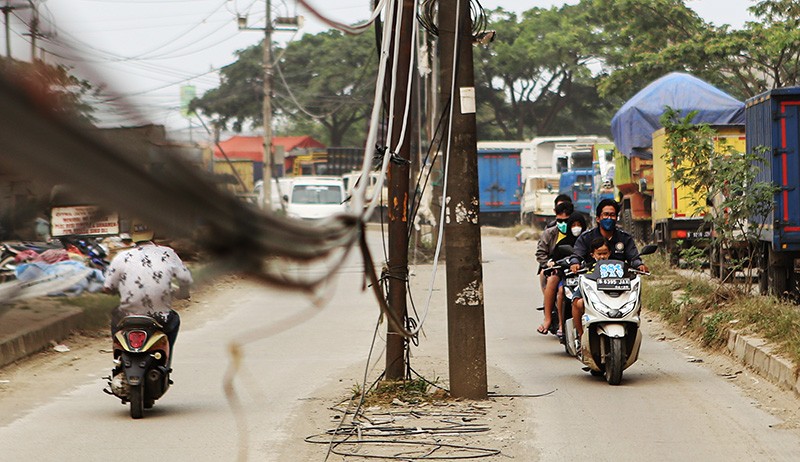 Bahaya! Tiang Listrik Berdiri di Tengah Jalan Raya Prancis Penyebab Kecelakaan - Bagian 2