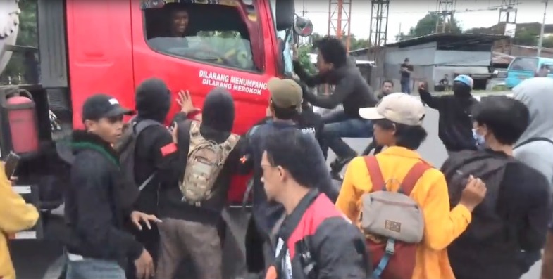 Demo Tolak Kenaikan BBM di Makassar Ricuh Saat Mahasiswa Sandera Mobil Tangki Pertamina dan Truk