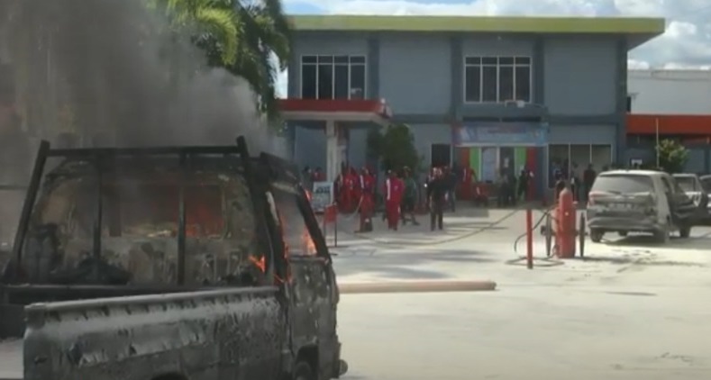 2 Mobil Terbakar Saat Antre BBM, Sopir Mini Bus Kabur