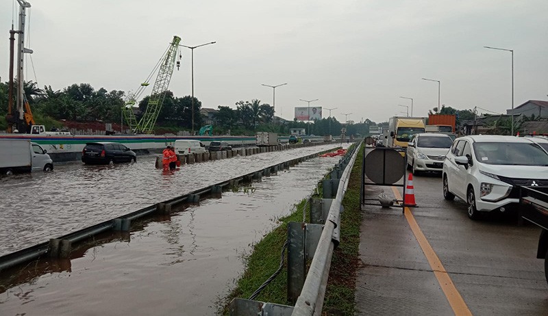 Awas! Banjir di KM 08 Tol BSD, Kendaraan Tidak Bisa Melintas - Bagian 2