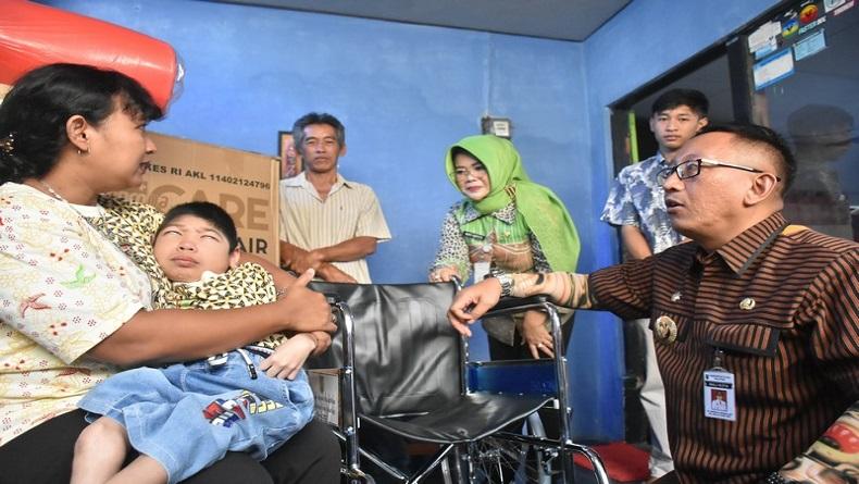 Bocah 8 Tahun Asal Salatiga Tidak Bisa Jalan Sejak Kecil akibat Terkena Virus