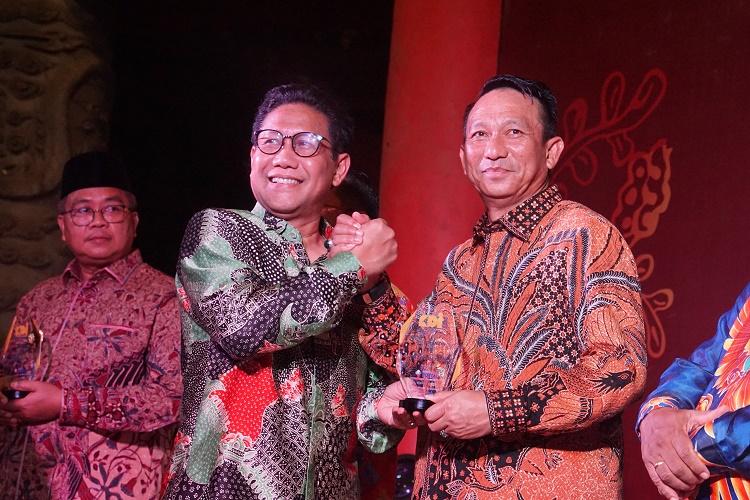 Tingkatkan Pelayanan Adminduk, Bupati Belitung Timur Raih Penghargaan KDI 2022