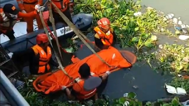 Mayat Perempuan Tanpa Identitas Ditemukan Tersangkut Eceng Gondok di Sungai Brantas Surabaya