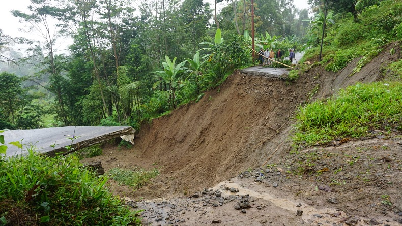 Longsor Terjang Jalan Penghubung Antar Kecamatan di Garut, Ambles 35 Meter