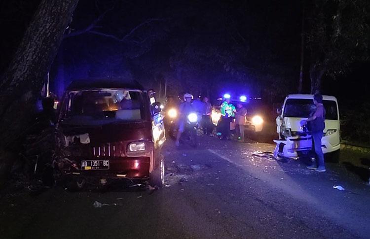 2 Mobil di Kulonprogo Adu Banteng, Pengemudi Terjepit Kabin Ringsek