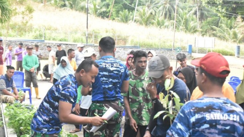 Bagikan 600 Bibit Buah, Satuan Radar TNI-AU 224 Kwandang Ajak Warga Rehabilitasi Hutan