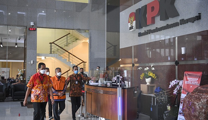 Penampilan Hakim Agung MA Sudrajad Dimyati Pakai Rompi Tahanan KPK-Diborgol - Bagian 3