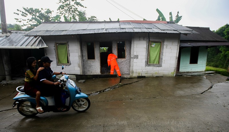 Listrik Padam, Begini Kondisi Desa Bojong Koneng Pascabencana Tanah Bergerak - Bagian 6
