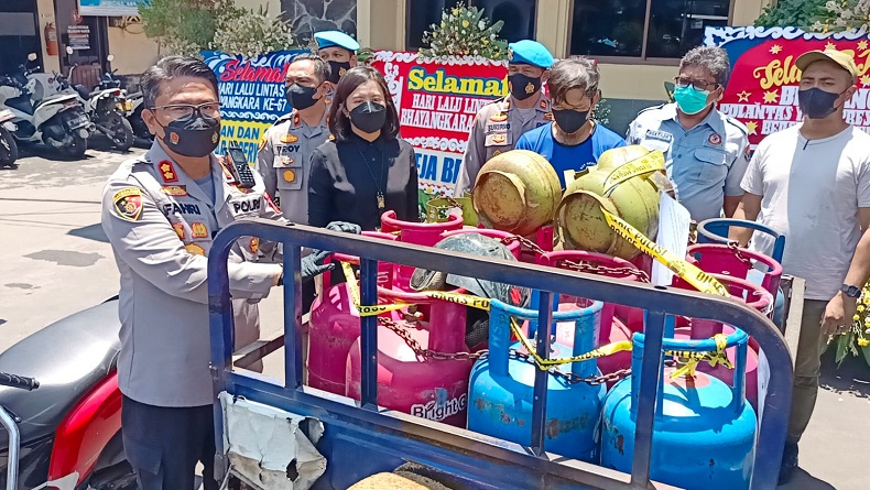 Pria Paruh Baya di Cirebon Ditangkap gegara Nekat Oplos Isi Tabung Gas