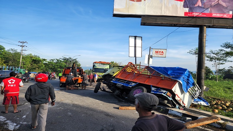 Truk Tabrak Motor di JLS Salatiga, 3 Orang Tewas 