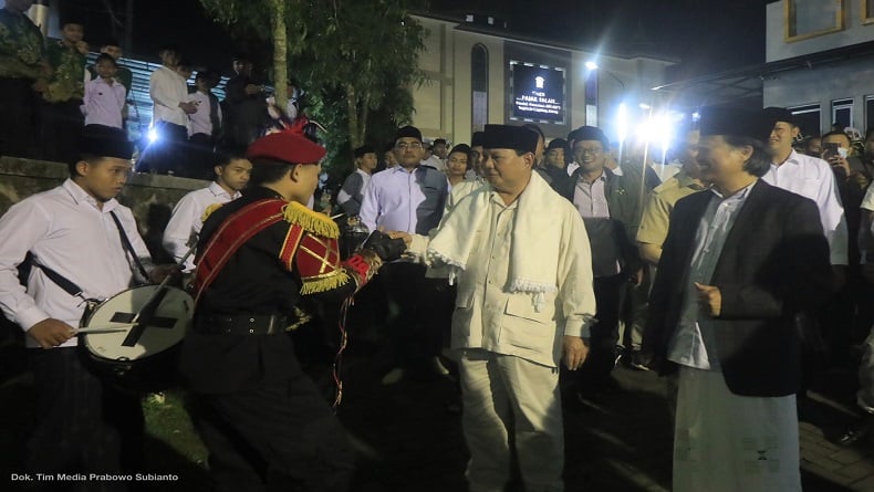 Berkunjung ke Ponpes Tegalrejo Magelang, Prabowo Merasa Muda saat Disambut Drum Band
