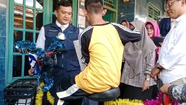 Siswa SLB Korban Bullying Semringah Terima Hadiah Sepeda Listrik dari Kadisdik Jabar