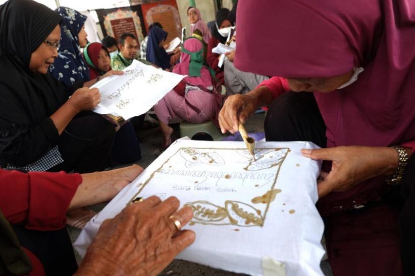  Warga Solo Melestarikan Aksara Jawa Lewat Batik - Bagian 2