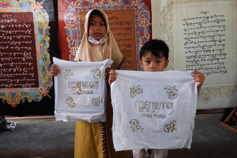  Warga Solo Melestarikan Aksara Jawa Lewat Batik - Bagian 3