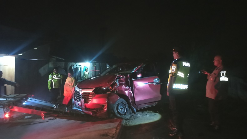 KA Tabrak Avanza Rombongan Ketua Dusun di Pelintasan Cikaso Sukabumi, 5 Luka-luka