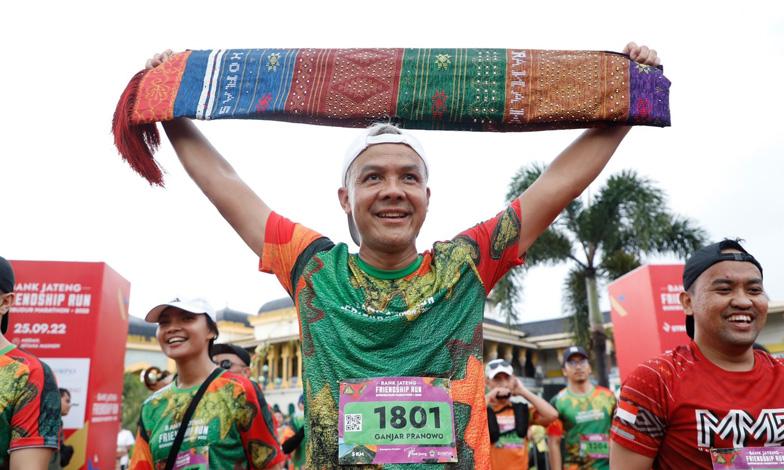 Ganjar Semringah Disambut Kalungan Kain Ulos dari Warga usai Finish Friendship Run Medan