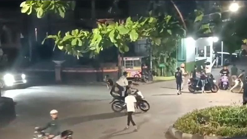 Viral Geng Motor di Makassar Serang Kompleks Perumahan, Lempar Batu hingga Busur Panah 