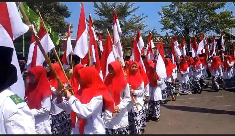  Jalankan Instruksi Habib Luthfi, Ratusan Santri di Kendal Kirab 99 Bendera Merah Putih