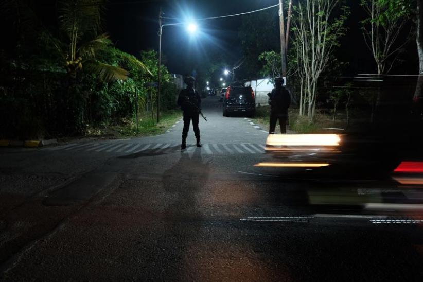 Polisi Berjaga di Asrama Grogol Indah Baru Pasca Terjadinya Ledakan - Bagian 3