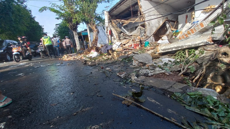 Truk Tabrak Motor dan Warung di Banyuwangi, Ratusan Liter Solar Tumpah ke Jalan 