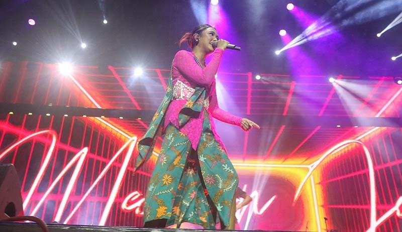 Gaya Marion Jola Pakai Kebaya Tampil Energik saat Pestapora 2022 - Bagian 1
