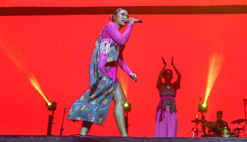 Gaya Marion Jola Pakai Kebaya Tampil Energik saat Pestapora 2022 - Bagian 2