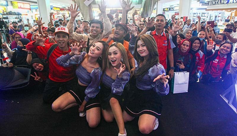 Goyangan Trio Macan Bikin Heboh Pengunjung Pusat Perbelanjaan - Bagian 2