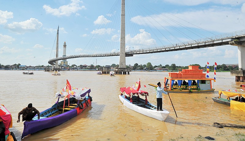 Parade Perahu Hias Menyusuri Sungai Batanghari - Bagian 3