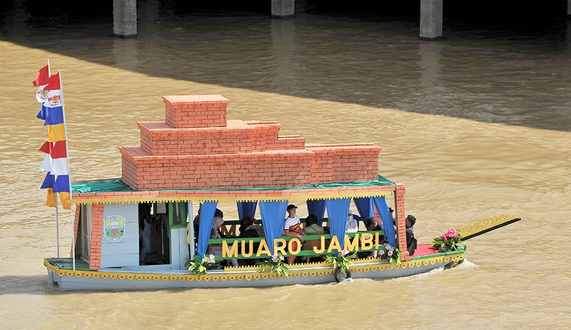 Parade Perahu Hias Menyusuri Sungai Batanghari - Bagian 2