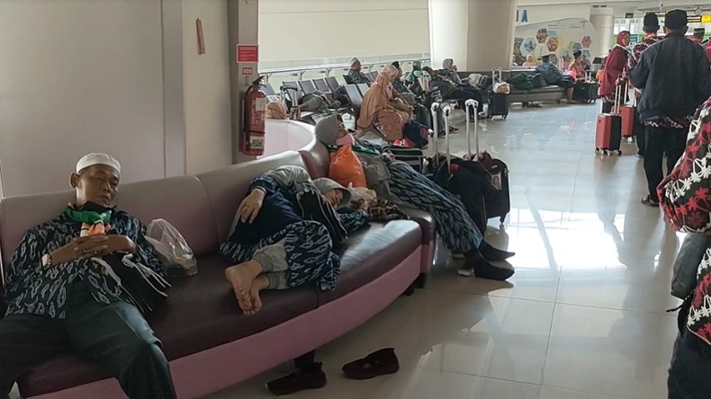 Petugas KKP Terlambat, Puluhan Calon Jamaah Umrah Telantar di Bandara Juanda karena Gagal Berangkat