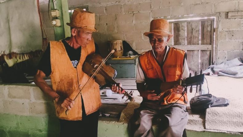 title Pakaian Tradisional Jeluteh, Kreasi Unik dari Kulit Akar Kayu Khas Dusun Peraceh Bangka Barat Pakaian Tradisional Jeluteh, Kreasi Unik dari Kulit Akar Kayu Khas Dusun Peraceh Bangka Barat