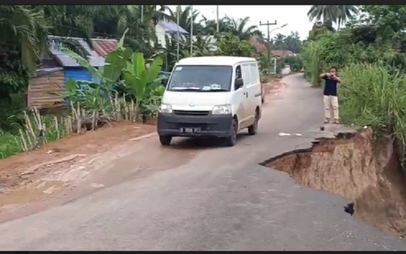 Jalan Provinsi Sumsel Amblas, Jalur OKI - Ogan Ilir Membahayakan 
