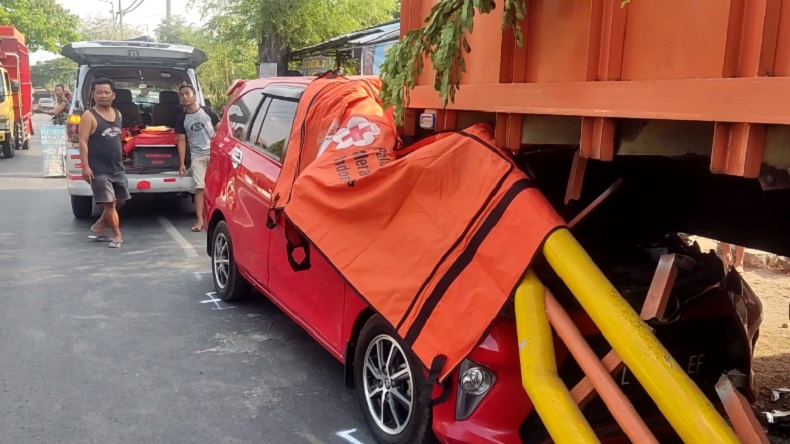 Minibus Seruduk Truk Terparkir di Mojokerto, Pengemudi Seketika Tewas
