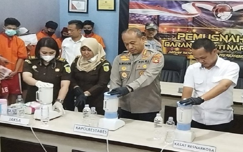 title Polisi Musnahkan 2.000 Gram Sabu dan 12 Kg Ganja di Palembang Polisi Musnahkan 2.000 Gram Sabu dan 12 Kg Ganja di Palembang